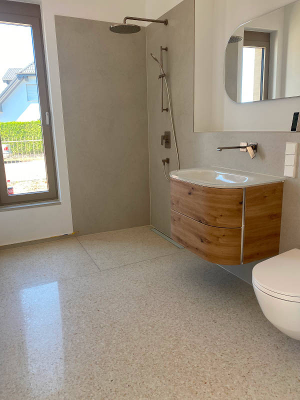 Bild zeigt das Bad mit beigefarbenen Terrazzo